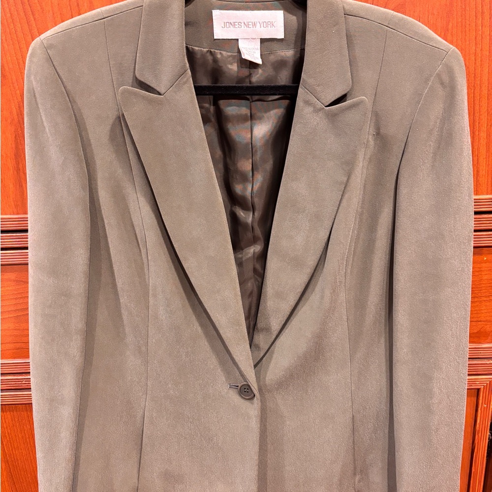 Jones New York Women's Classic Olive Blazer - Large. 100% silk.
